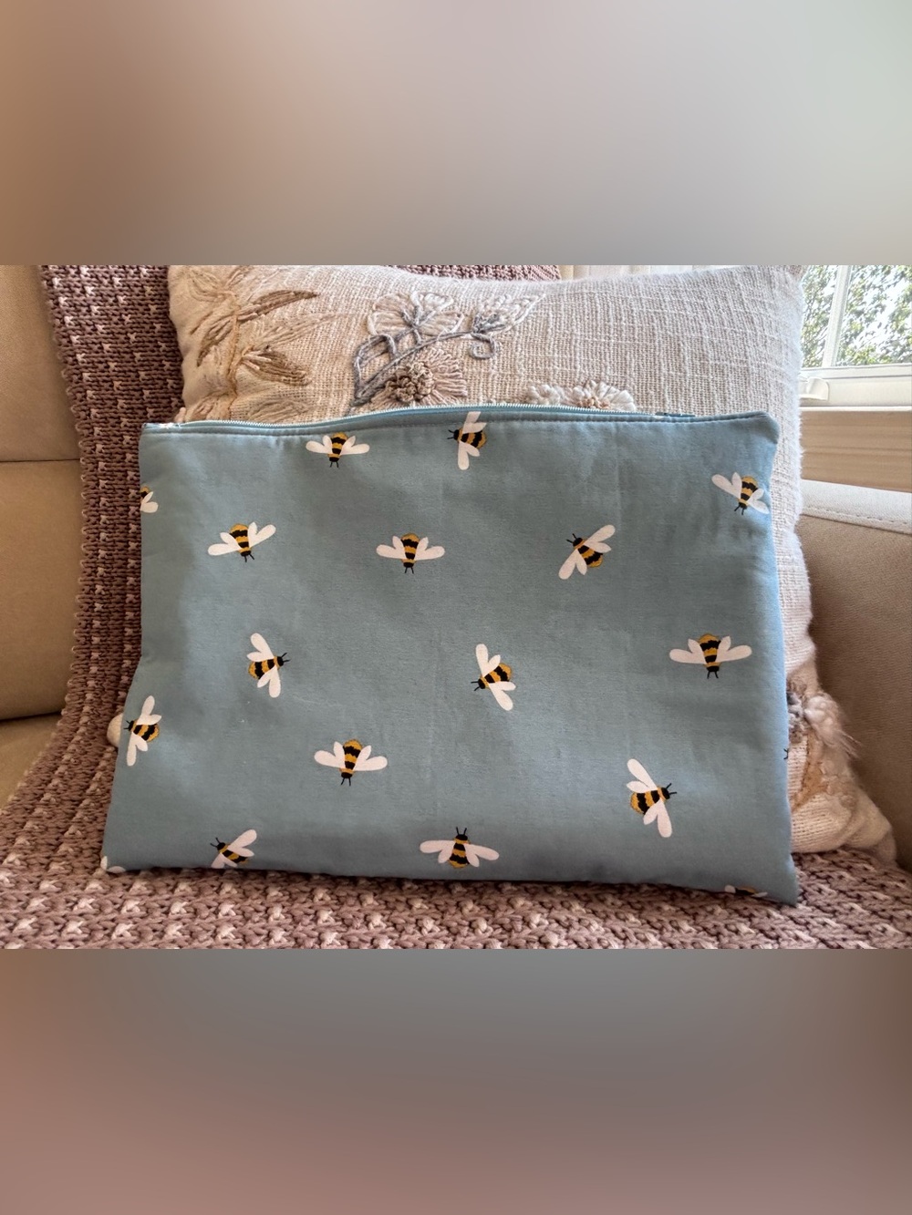NWT Zipoer pouch bees and daisies